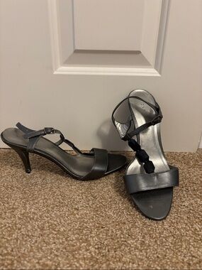 FIONI Clothing Metallic Gray T-Strap Heeled Sandals with Faceted Beads